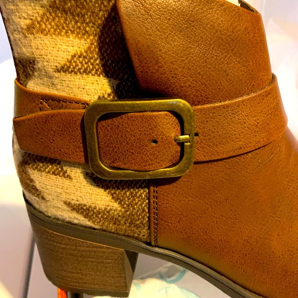 NWT BareTraps size 9.5 boots - Picture 4 of 7